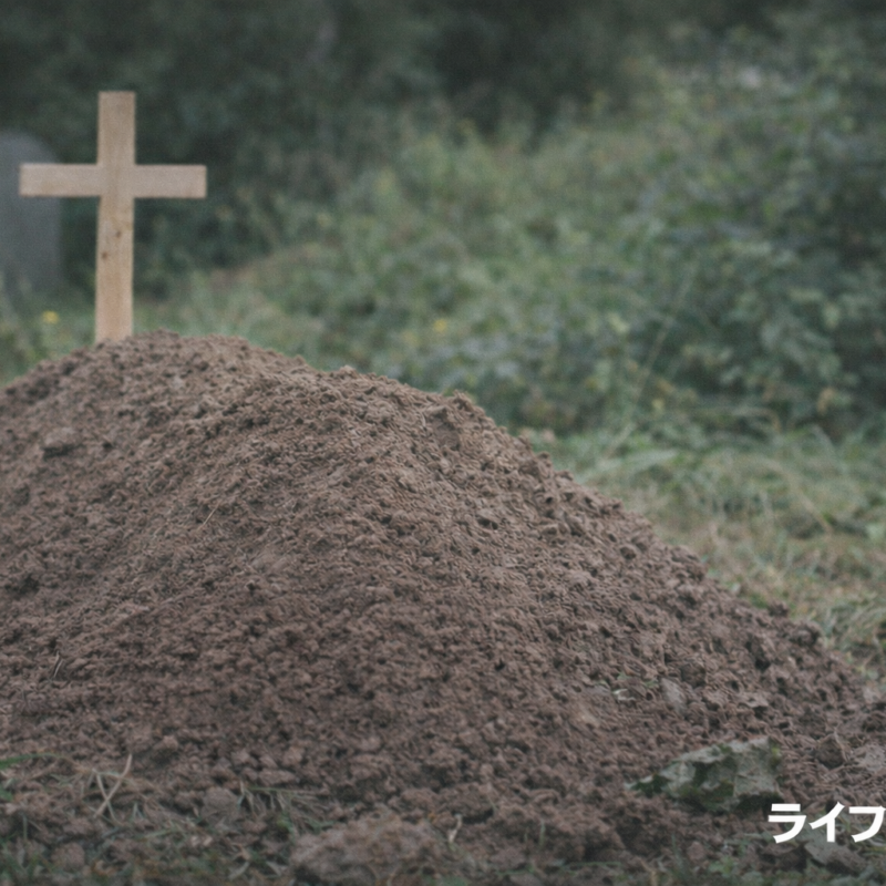 日本で土葬はできるのかを解説する記事のアイキャッチ画像・静かな墓地の土の盛り上がりと十字架の風景